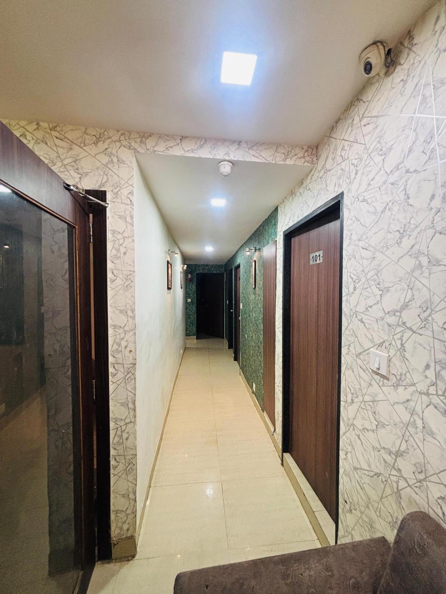 Hotel Greenwood Ahmedabad Eksteriør billede